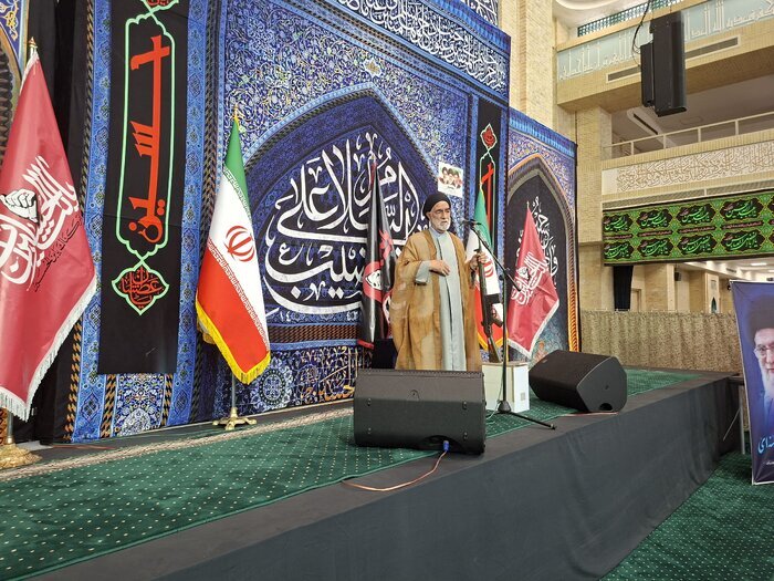 عزت ملت ایران در گرو ایستادگی در برابر سلطه بیگانگان است
