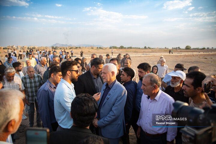 آیین کلنگ نخستین ساختمان شهرک شهید «آرمان علوی» اصفهان