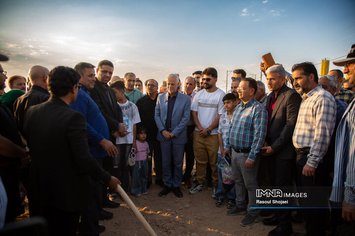 آیین کلنگ نخستین ساختمان شهرک شهید «آرمان علوی» اصفهان