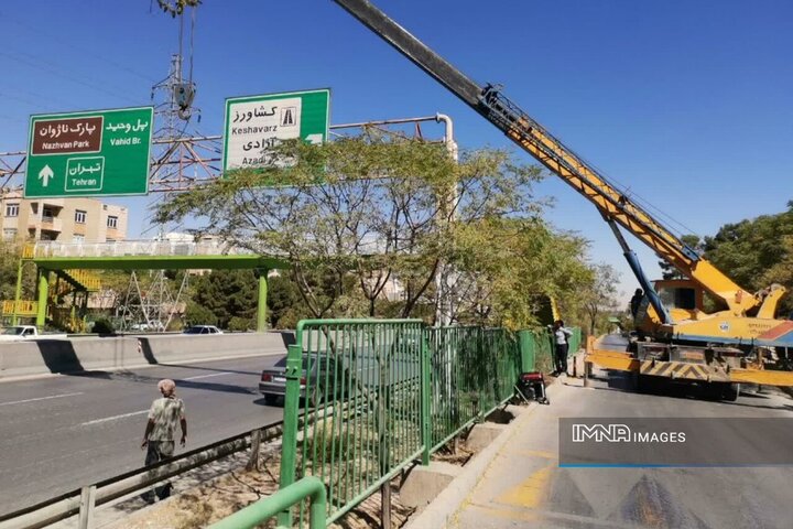نصب سازه‌های جدید راهنمای مسیر در بزرگراه‌های منطقه ۱۳ اصفهان با ۴۰ میلیارد ریال اعتبار