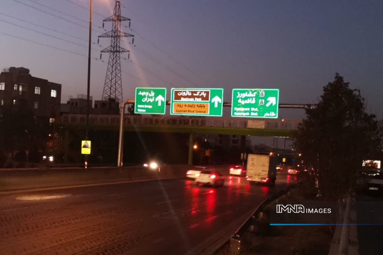 نصب سازههای جدید راهنمای مسیر در بزرگراههای منطقه ۱۳ اصفهان با اعتبار ۴۰ میلیارد ریال