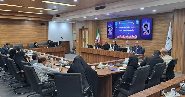 برخورد جدی با پزشکان زیرمیزی بگیر/ مطالبات پزشکان باید به‌روز و به‌صورت مستمر پرداخت شود