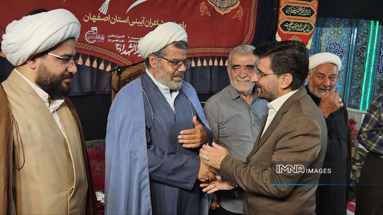 محافل شعر آیینی میراث عاشورا را به نسل جوان منتقل میکند