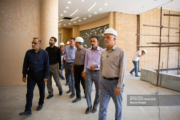 بازدید شهردار اصفهان از پروژه «پرندگان زینتی»