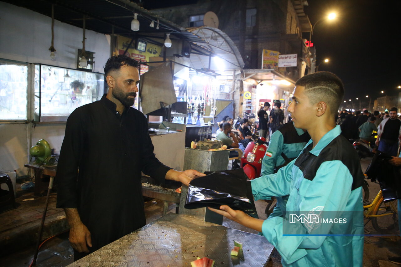 در رکاب حسین؛ دوچرخهسوارانی که پیام پاکیزگی را در کوچههای کربلا رکاب میزنند