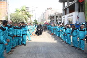 صف خدمت در کربلا؛ روایت خادمانی که مسیر عاشقی را جارو می‌زنند