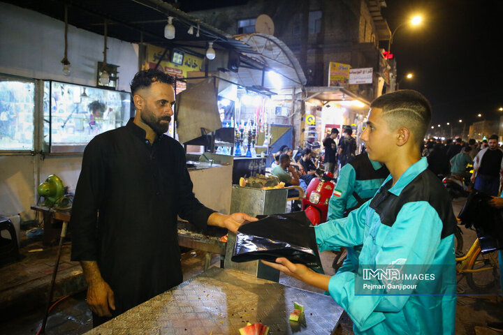 دوچرخه‌سواران «در رکاب حسین»؛ ترویج فرهنگ پاکیزگی در موکب‌های کربلا