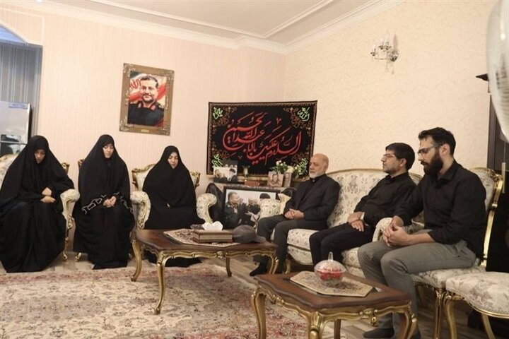 سرلشکر عبداللهی با خانواده شهید سلیمانی دیدار کرد