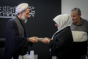 بانوی مسیحی با ادای شهادتین نزد امام‌جمعه قزوین مسلمان شد