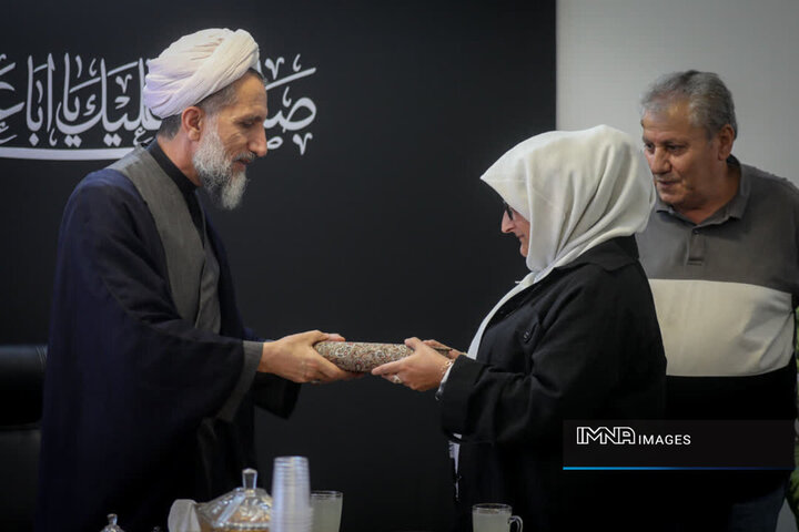 بانوی مسیحی با ادای شهادتین نزد امام‌جمعه قزوین مسلمان شد