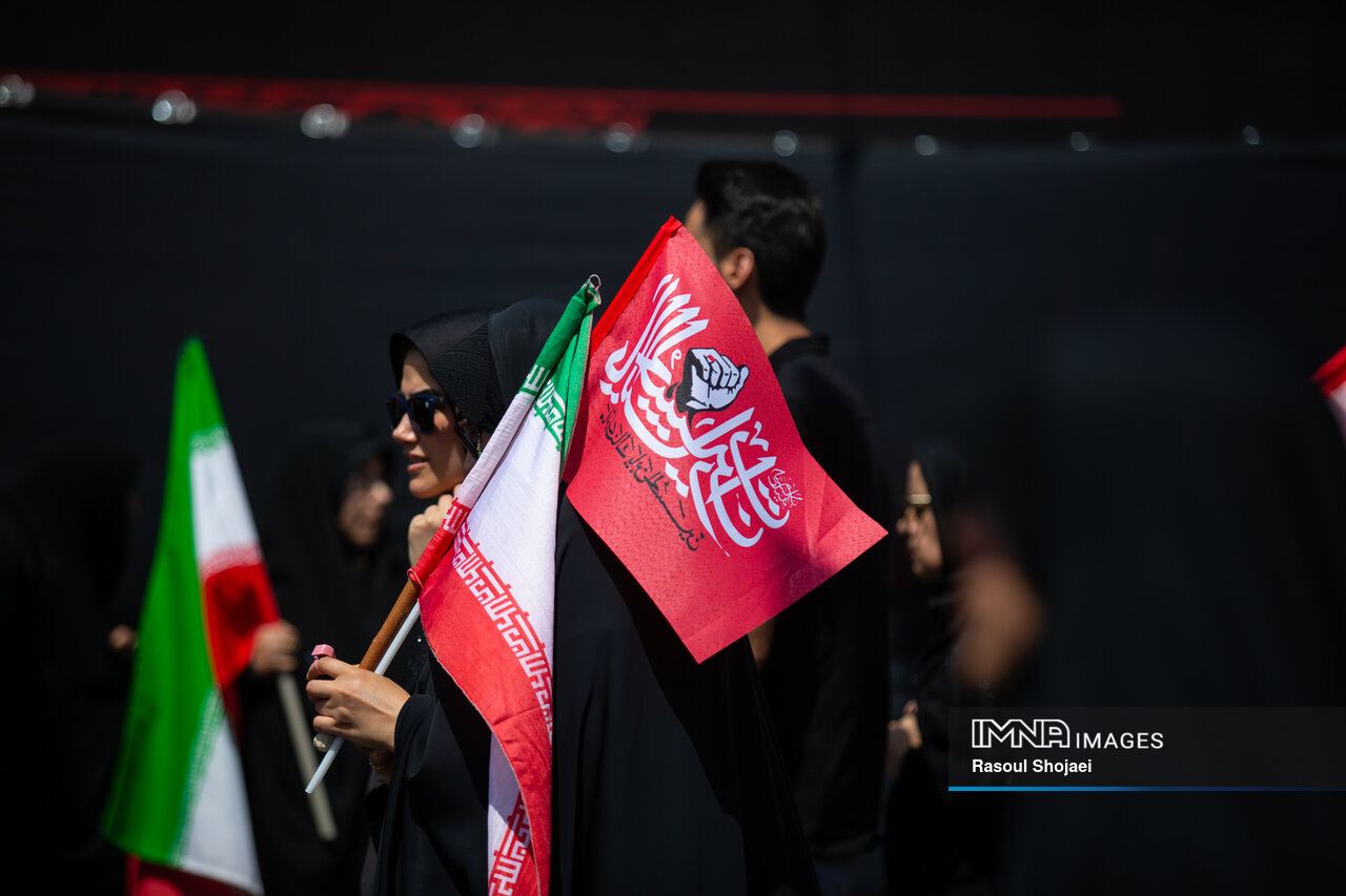 قاب‌هایی از دلتنگی و پرچم‌هایی از جنس ایستادگی در قافله اربعین