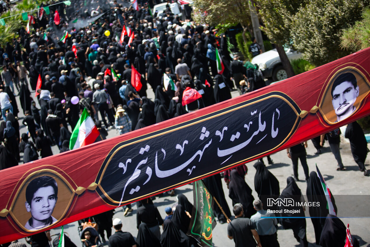 قابهایی از دلتنگی و پرچمهایی از جنس ایستادگی در قافله اربعین