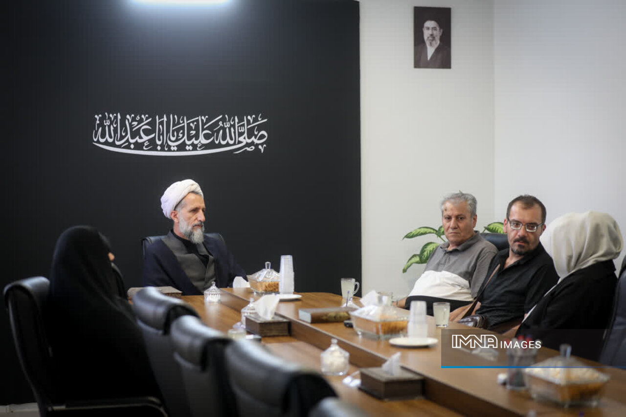 بانوی مسیحی با ادای شهادتین نزد امام‌جمعه قزوین سلمان شد