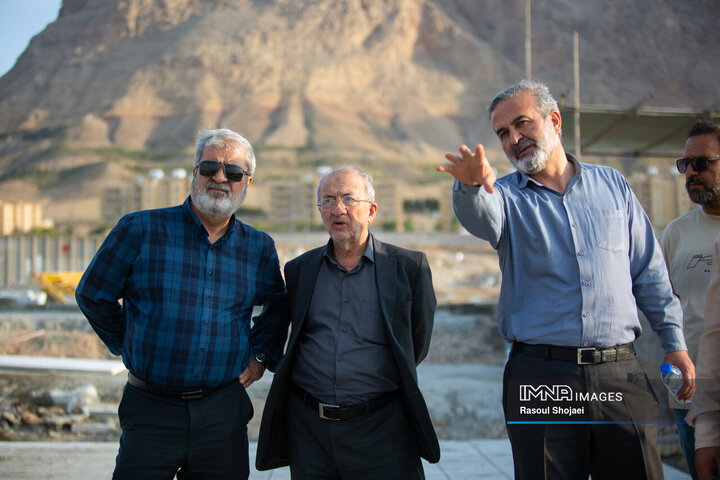بازدید اعضای کمیسیون عمران شورای شهر از پروژه باغ مشاهیر