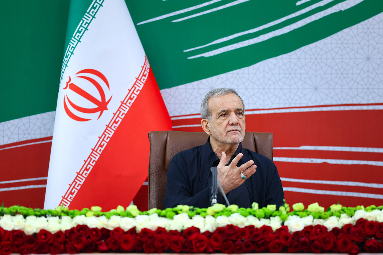 President Pezeshkian: Journalists Vital for National Unity, Iran's Stance on US Unchanged