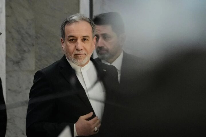 عراقچی: تا زمانی که نقض تعهدات از سوی آمریکا ادامه دارد، شروع مجدد مذاکرات ممکن نیست