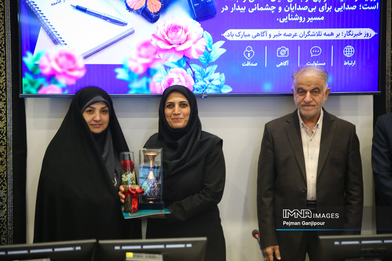 تجلیل از خبرنگاران و روایتگران جنگ در صحن شورای شهر اصفهان