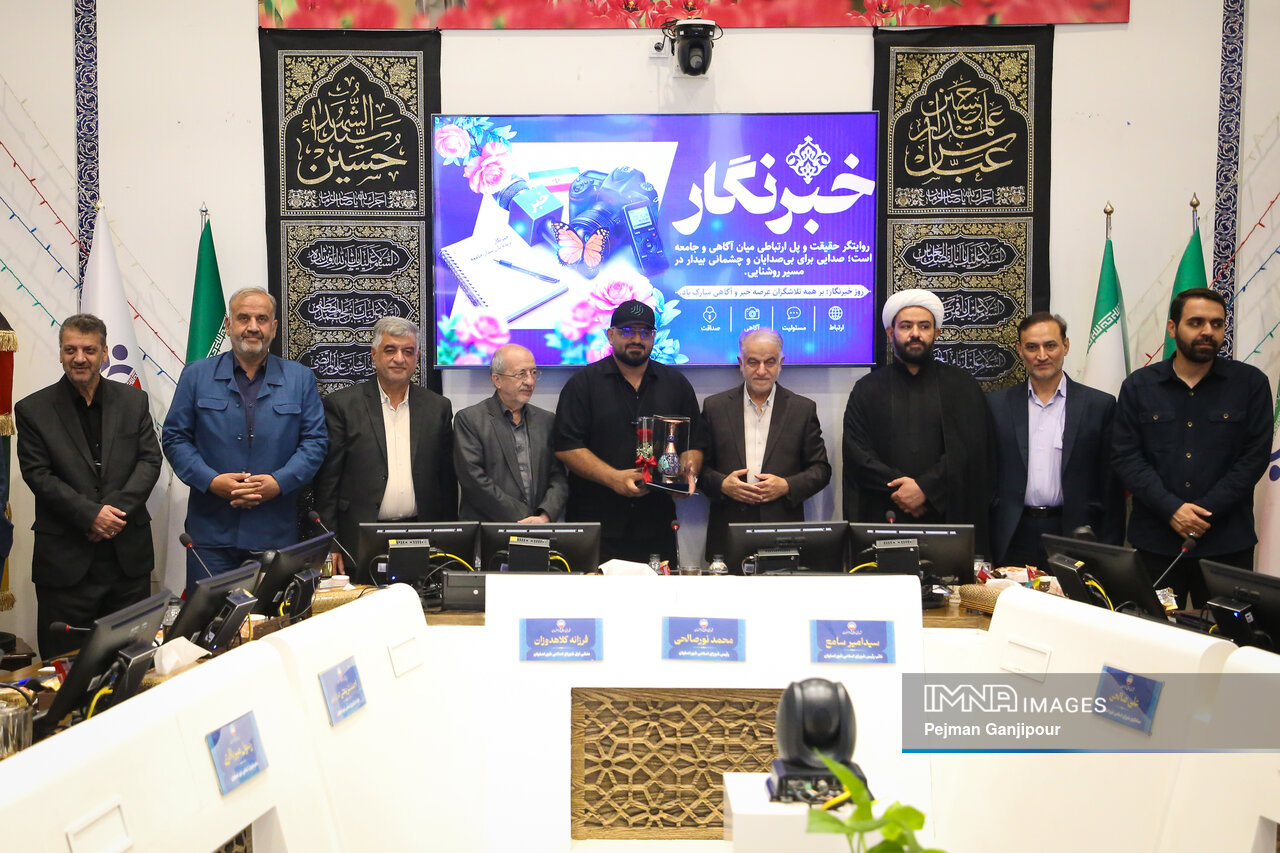 تجلیل از خبرنگاران و روایتگران جنگ در صحن شورای شهر اصفهان