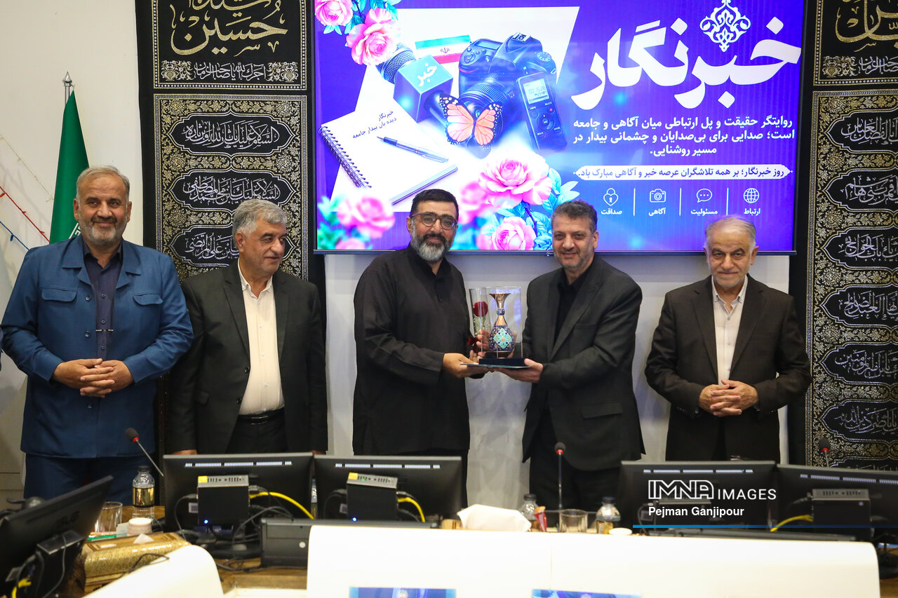 تجلیل از خبرنگاران و روایتگران جنگ در صحن شورای شهر اصفهان
