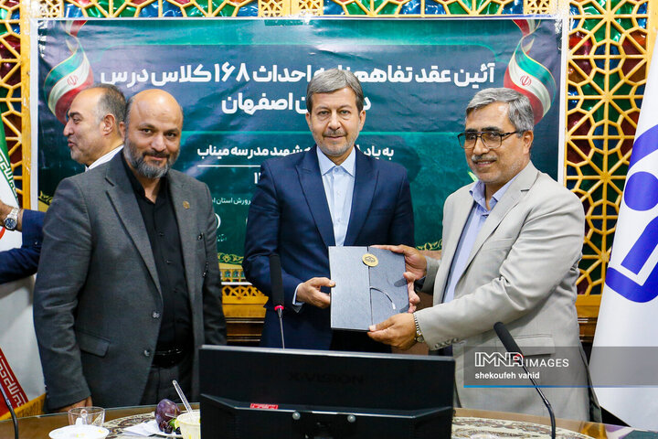 آیین امضای تفاهم نامه ی احداث 168 کلاس درس به یاد 168 دانش آموز شهید میناب