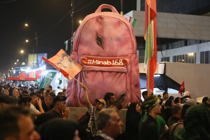 نصب المان «کوله‌پشتی» به یاد دانش آموزان شهید میناب در میدان بسیج مشهد