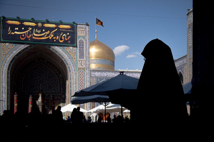 برپایی آئین چهارپایه خوانی عصر شهادت ثامن الحجج(ع) در حرم رضوی