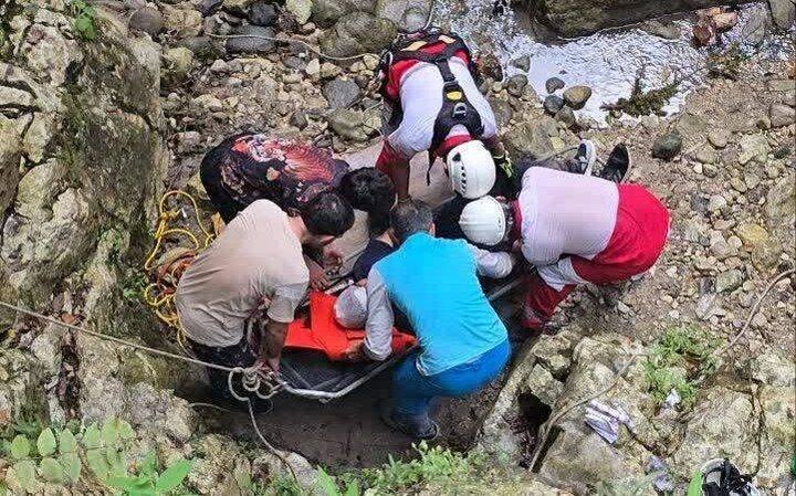 ۹ مصدوم در پی سقوط وانت‌مزدا به رودخانه در جنگل سوتراش عباس‌آباد
