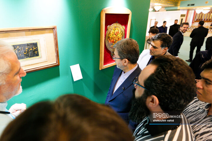 بازدید استاندار اصفهان از نمایشگاه و حراج آثار هنری اصفهان