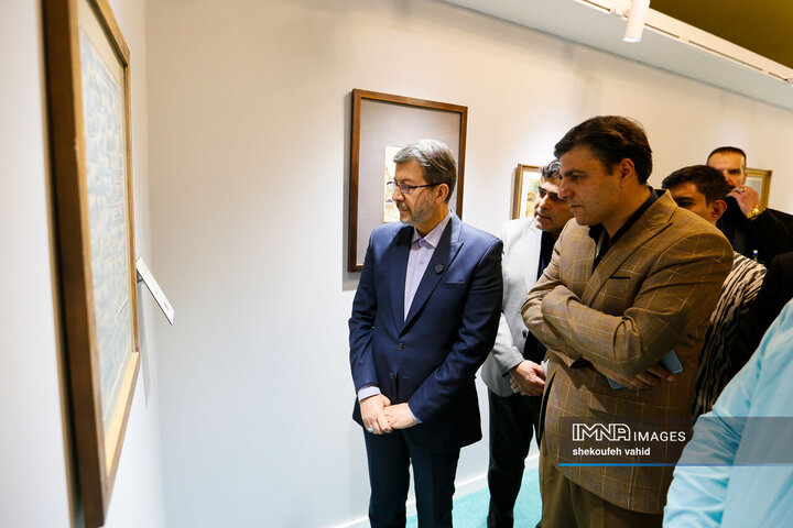 بازدید استاندار اصفهان از نمایشگاه و حراج آثار هنری اصفهان