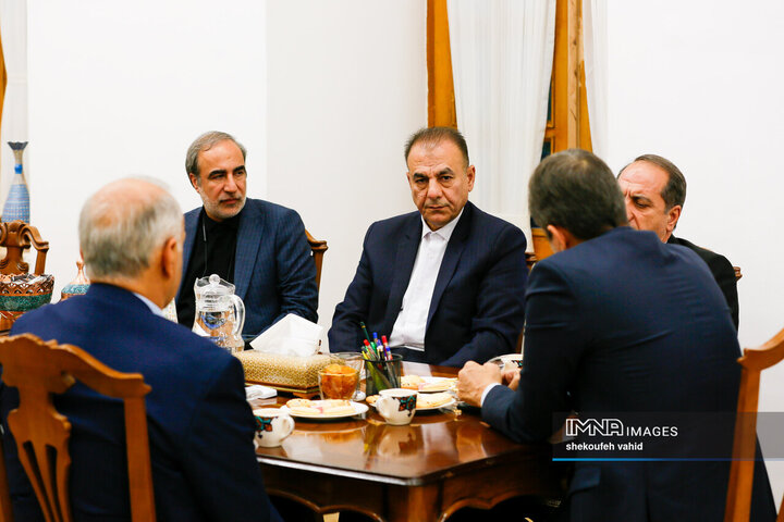 دیدار رئیس شورای خلیفه‌گری ارامنه اصفهان و جنوب ایران با استاندار اصفهان
