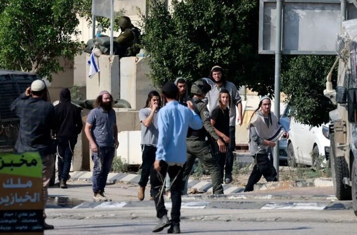 مقابله جوانان فلسطینی با حمله شهرک‌نشینان صهیونیست به نابلس