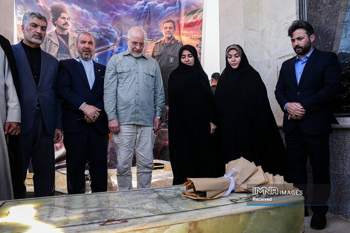 حضور رئیس مجلس بر سر مزار رئیسعلی دلواری