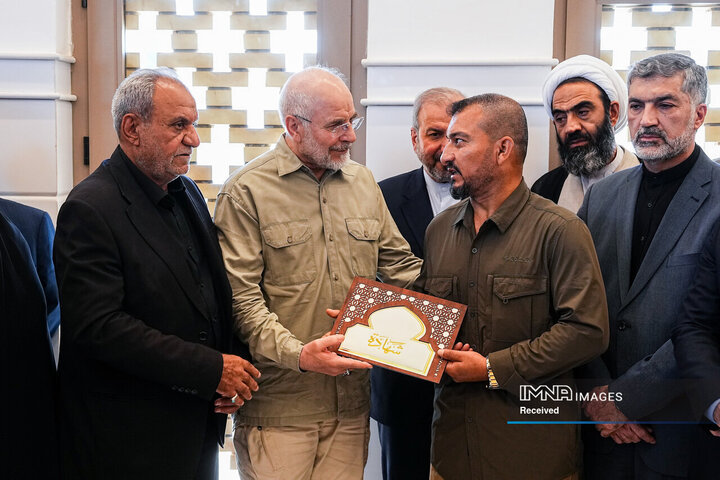 حضور رئیس مجلس بر سر مزار شهید ابومهدی المهندس و در جمع تعدادی از رزمندگان جبهه مقاومت و حشدالشعبی