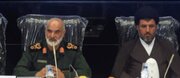 کادر درمان نیروی زمینی سپاه در خط مقدم خدمت به مردم ایستاده‌اند