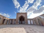ایوانی رو به قبله، کتیبه‌ای رو به تاریخ