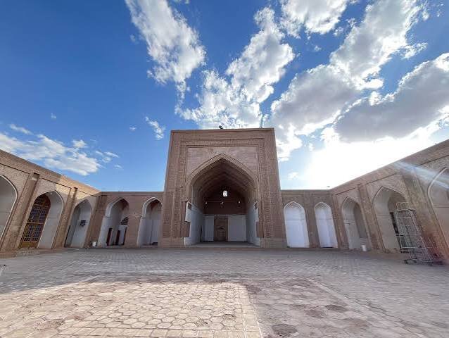 ایوانی رو به قبله، کتیبه‌ای رو به تاریخ