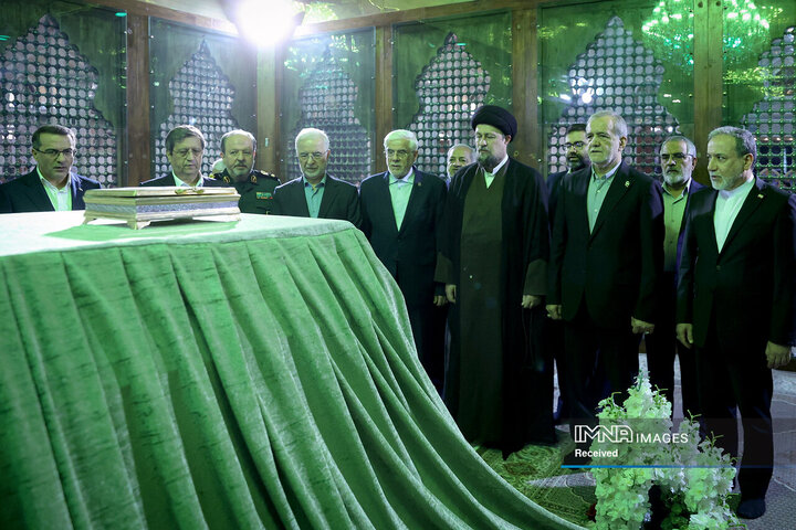 تجدید میثاق رئیس جمهور و اعضای هیئت دولت با آرمان‌های امام راحل