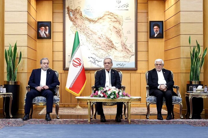 عراقچی همراه پزشکیان عازم قرقیزستان شد
