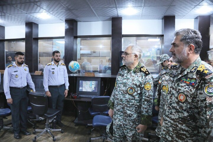 بازدید فرمانده قرارگاه مشترک پدافند هوایی از نمایشگاه دستاوردهای دانشگاه پدافند هوایی خاتم