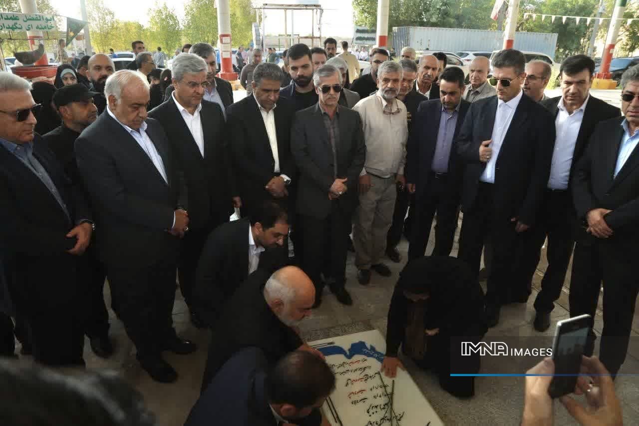 ادای احترام وزیر راه و شهرسازی و استاندار خوزستان به مقام شامخ شهید تنگسیری در آبادان
