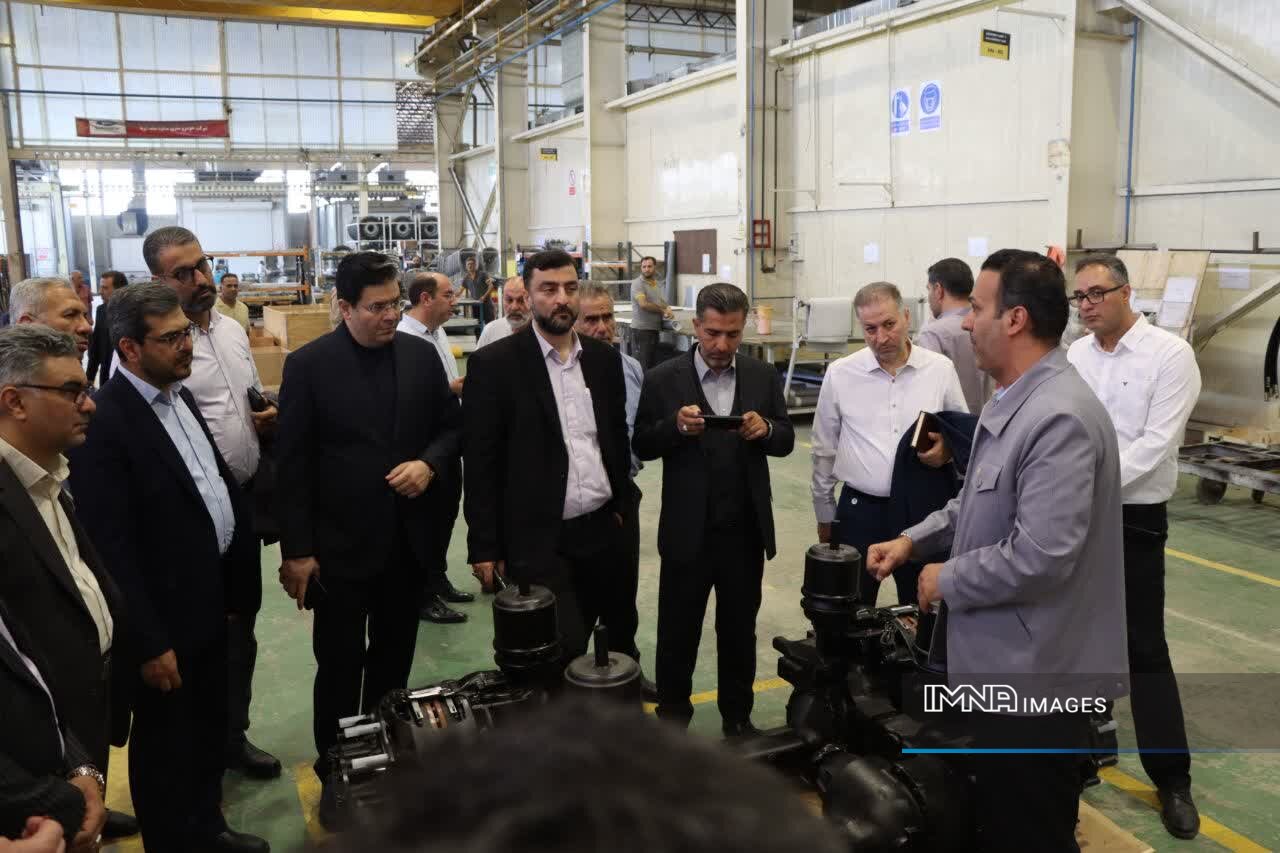بازدید معاونان حمل‌ونقل کلان‌شهرهای کشور از خط تولید اتوبوس‌های اسنا در تبریز