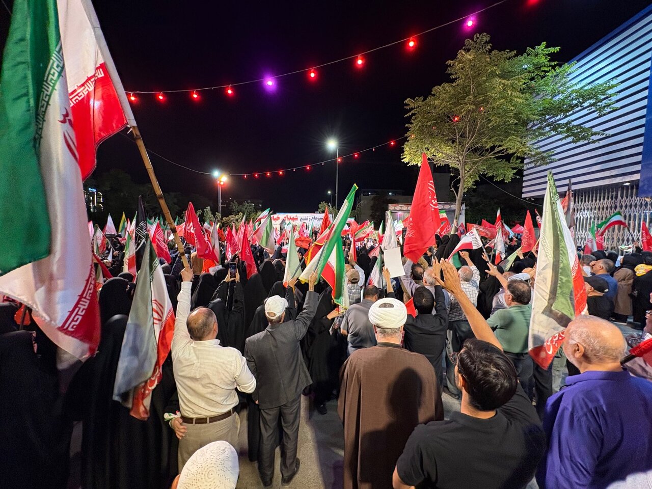 آیین وداع و تشییع پیکر پرچمداران سنگر خیابان در بولوار وکیلآباد مشهد برگزار شد+فیلم