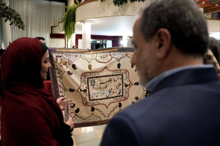 بازدید وزیر امور خارجه از نمایشگاه خیریه انجمن دیپلماتیک بانوان