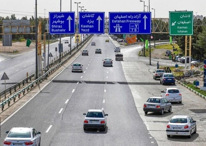 توقف به‌موقع خودرو در محور اصفهان ـ کاشان/ هوشیاری پلیس مانع از سوختن خودرو شد