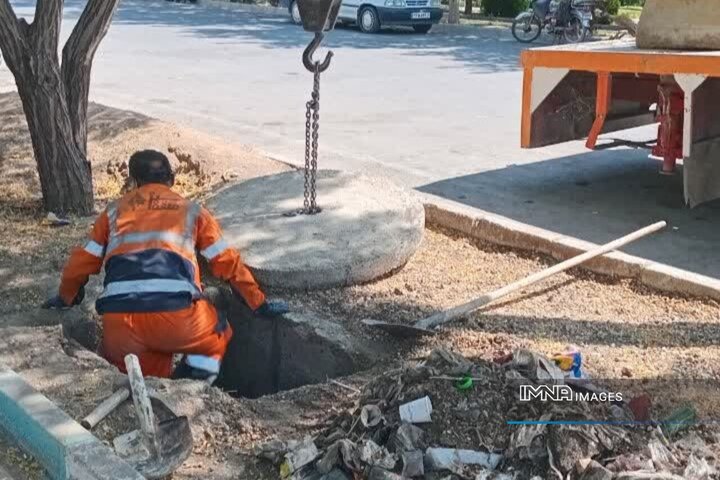 پاکسازی انهار و مادی‌های منطقه ۱۲ اصفهان برای پیشگیری از آب‌گرفتگی پاییزی