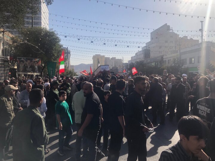 برگزاری مراسم تشییع پیکر مادر و دختر مشهدی که پرچمدار سنگر خیابان بودند