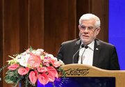 عارف وارد قم شد؛ ادای احترام به مقام شامخ شهدا