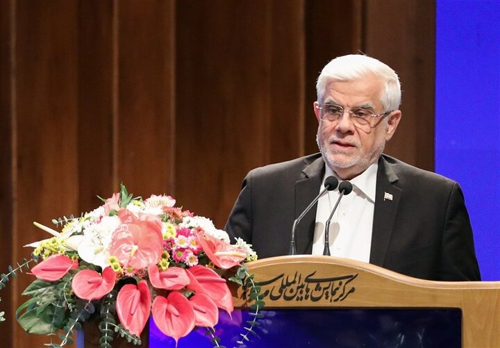 عارف وارد قم شد؛ ادای احترام به مقام شامخ شهدا