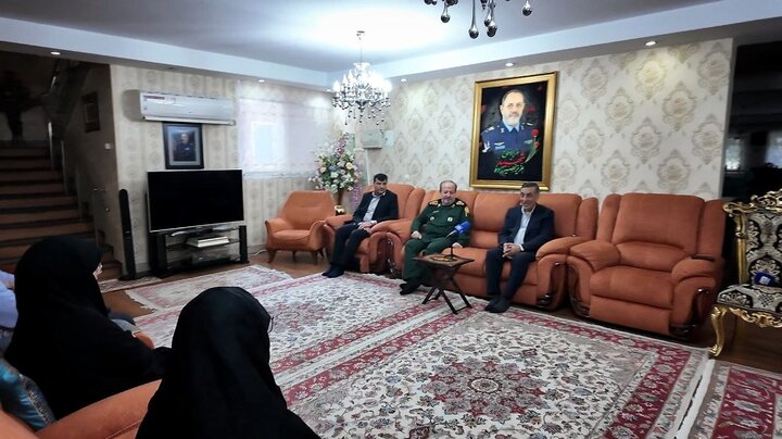 دیدار معاون اجرایی رئیسجمهور و سرپرست وزارت دفاع با خانواده وزیر دفاع شهید