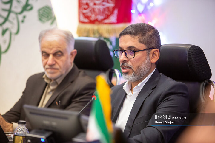 آیین اهدای نمادین بسته‌های تبرکی حرم حضرت علی(ع)